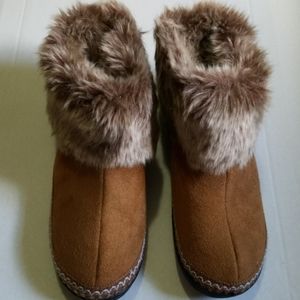 Slippers sz 7.5-8
